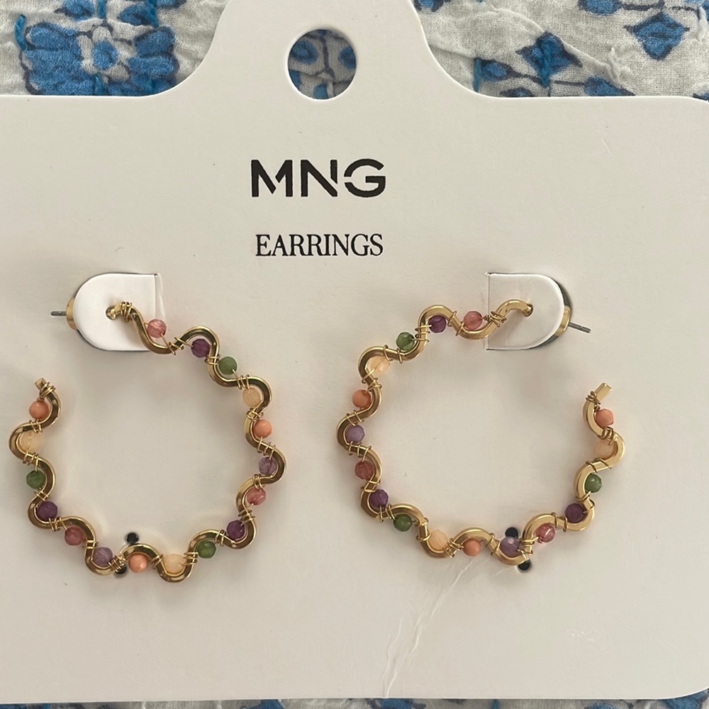 NWT scallop hoop earrings